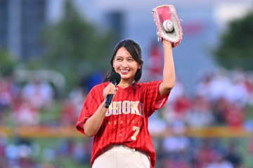 始球式に登場した“秋田美人”「ずっとキレイ」　まさかのフォームも…大胆投球にSNS虜