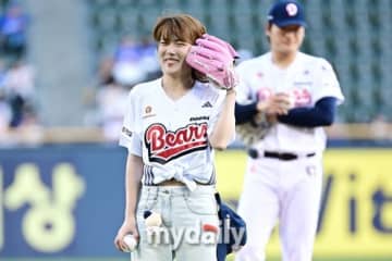 【PHOTO】O․A․Be スヨン、始球式に登場…爽やかなユニフォーム姿