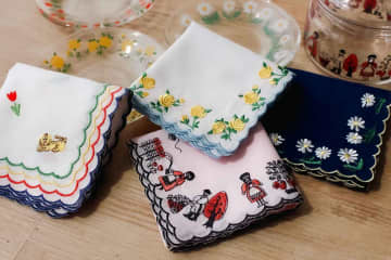 アデリアレトロ“パフェ×ガラス食器”柄ハンカチ、クラシクス・ザ・スモールラグジュアリとコラボ