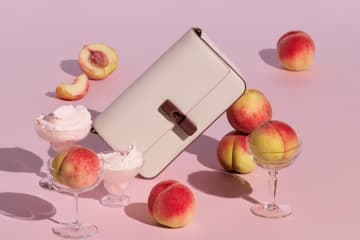 フルラ“ジェラートカラー”のレザーバッグ「フルラ イリデ」フレッシュピーチやミントチョコ色