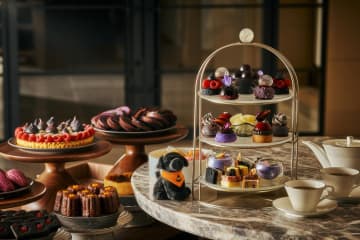 フェアモント東京「ゴシックハロウィン アフタヌーンティー」紫・深紅・漆黒で彩る“宝石”スイーツ