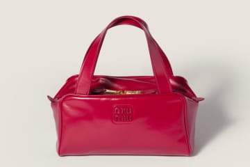 ミュウミュウのスクエア型ミニハンドバッグ、光沢レザーorヴィンテージ風レザーで