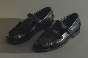 ヘリュー×マーカウェア フォー アダム エ ロぺ“艶やかカーフヘアー”のストラップシューズ