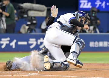 【DeNA】山本祐大がクロスプレーで途中交代　三浦監督「左肘を痛めた」