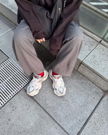 差し色は靴下でプラス！ シンプル服が一気にあか抜ける最強コーデ術【レディース】
