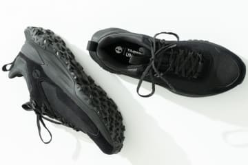ティンバーランド×アンダーアール、"オールブラック"仕様のアウトドアシューズ