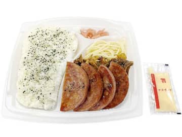 厚切りのソーセージステーキと豚焼肉が入って920kcalのお弁当! セブン‐イレブンが「ソーセージステーキ＆豚焼肉弁当」を発売