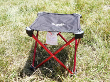 [本日の一品]カバンに放り込めるサイズの超小型折りたたみチェア