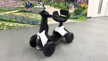 ダイハツが大阪・関西万博で人気を集めた近距離モビリティ「e-SNEAKER」を一般発売