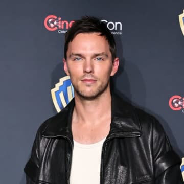ニコラス・ホルト、クラウディア・シファーと共にトミー・ヒルフィガーのキャンペーンに登場