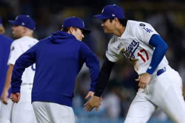 ドジャース戦の始球式に日本の“超有名ヒーロー”が降臨！ 思わぬ乱闘も米ファン歓喜