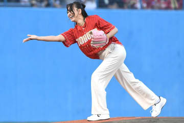 「まじで秋田美人！」楽天始球式で人気女優が披露した“まさかの衝撃投法”にスタンド騒然！「さすがに初めて見た」「理由知って納得」