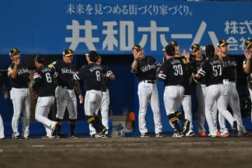 鷹は連敗4でストップ…日ハム敗れ1G差に　ロッテは13安打6得点快勝…27日パの結果