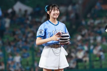 白ミニスカの15歳が豪快足上げ「か、かわええ…」　華麗なフォーム→照れ笑い…SNS虜