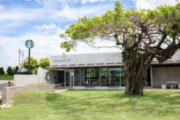 スターバックス、沖縄初の公園内店舗「那覇鏡原店」を漫湖公園にオープン。店前で“ござ”を広げたイベントも計画