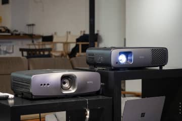 ”ホームシアターファンに刺さる”AI搭載4Kプロジェクター「W4100i」「W2720i」、BenQの専門店向け説明会