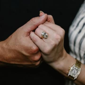 テイラー・スウィフトの婚約指輪は8100万円超のヴィンテージ！？