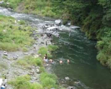 東京都・奥多摩で夏のドローンパトロール、外国人観光客のごみ問題に新たな一手