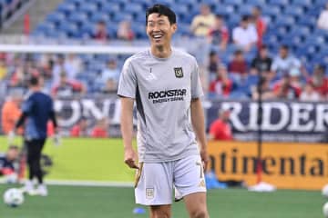 韓国スターがドジャース始球式に登場「投げ方かわいい」　ノーバン投球にSNS喝采「ストンと完璧！」