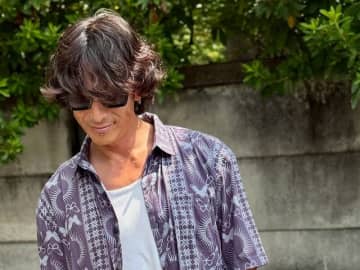伊勢谷友介、ワイルドな最新ショットに「雰囲気変わった！」「コーディネート最高」「江口洋介さんかと」称賛の声