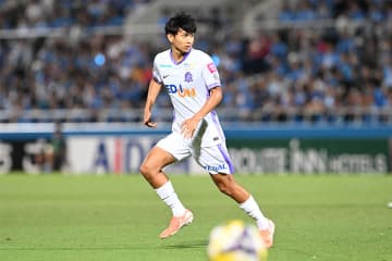 19歳逸材が「ベルカンプか」　スタジアム喝采…華麗ターン→PK奪取「なんだあれ」「うんま」
