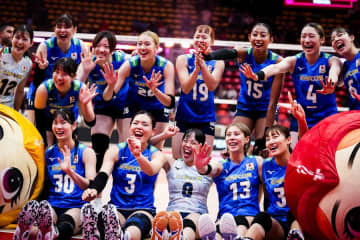 女子バレー日本戦でまさかのアクシデント　中継カメラが捉えた「なかなかな見ない」状況が話題