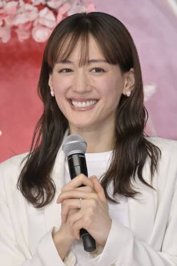 綾瀬はるかがメンズジャージを着こなすとこうなる。スタッフ撮影のオフショット公開➡︎「なんでも似合う」の声