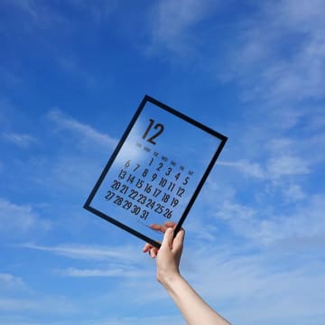 透明素材を活かした「文字だけが浮かぶカレンダー」9/1発売　再生材100％使用　環境に配慮したもの選びを日常に