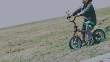 「子供たちと土手でストライダー遊びをしていた私。雨で高架下に移動すると、近所のアパートの住人が...」（東京都・30代女性）