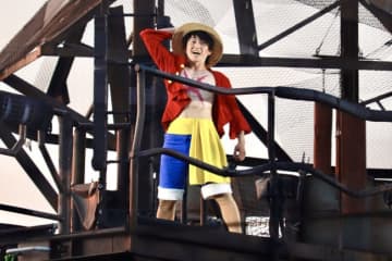 『ONE PIECE』原作者・尾田栄一郎がUSJを訪問！　ルフィのイラスト＆サイン展示も実施