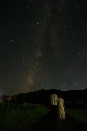 夜空を撮影していたら巨大な火球が通過！ 昼間にしか見えない光景に衝撃が広がる「奇跡の1枚だ」