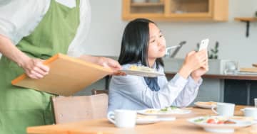 中学生の6割が「親に言えないこと」を抱える、親への大切な相談は「会って話す」が最多──ベネッセ調査