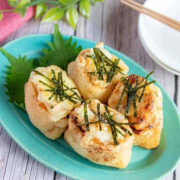 【ご飯じゃなくてお餅を油揚げに詰めてみて】「想像以上のウマさ」「出した瞬間なくなった」火を使わずに作れる簡単おつまみレシピ