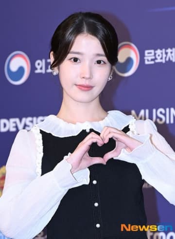 【PHOTO】IU「第7回 NEWSIS K-EXPO」レッドカーペットに登場