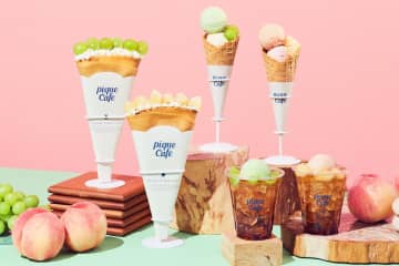 ジェラート ピケ カフェ「桃＆マスカット」主役のもっちりクレープ、ぷるんと杏仁豆腐や紅茶シロップで