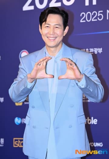【PHOTO】イ・ジョンジェ「第7回 NEWSIS K-EXPO」レッドカーペットに登場
