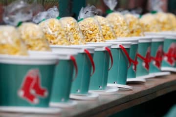 「人生を謳歌してる！」MLBの試合で小さな子どもがポップコーンを爆食い➡︎注目の的に