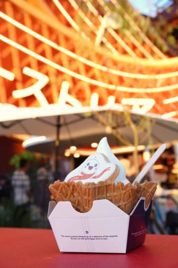 【万博グルメ】夜まで販売しているオーストリア館のソフトクリーム（はちみつがけ）がほてった身体に染みわたる！