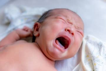 「1人目立ち会い出産で失神した夫、2人目では…⁉」「惚れてまうやろ～」な助産師の名言集も！出産爆笑エピソード