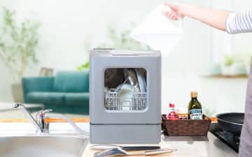 節水できて経済的 一人暮らしでも使える食洗機 サンコーの「ラクアmini color」