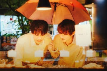 森崎ウィン＆向井康二　相合い傘でナイトマーケットのデート姿　「（LOVE SONG）」場面写真