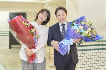 『しあわせな結婚』阿部サダヲ＆松たか子、感謝のクランクアップ！　「一緒に終われてうれしかった」