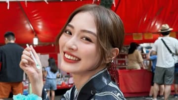 人生初プライベート浴衣姿を公開！内田理央 黒×金のシックな装いでかき氷を食べるお祭りショットに「とびっきりの目の保養」「遭遇したすぎ！」