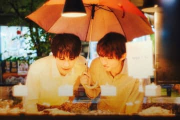 森崎ウィン×Snow Man向井康二『（LOVE SONG）』、“相合傘デート”切り取る場面写真解禁