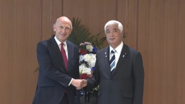 日英防衛相会談「最も緊密な安全保障上のパートナー」日本寄港の英空母に一緒に乗艦し連携強調