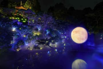 ホテル椿山荘東京の庭園に巨大な“月”が出現、雲海スクリーンを使った秋限定の演出