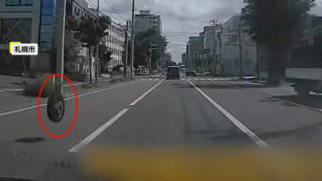 走行中に脱輪したトラックのタイヤが対向車を直撃　専門家はタイヤ交換後の「ナットの締め付け」の可能性を指摘