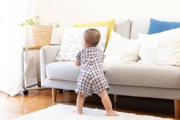 赤ちゃんが転倒してしまったときに頭を守るヘッドガード｡あごひもがはずれにくいタイプは､首をつる危険性が【小児科医】