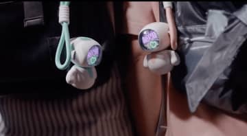 バッグにつけて一緒にお出かけできる！チャーム型のAIロボ「Eiliko」