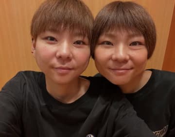 はらぺこツインズの『すっぴん』に「鏡？かと思った」の声。ファンでも見分けがつかない激似ショットが話題